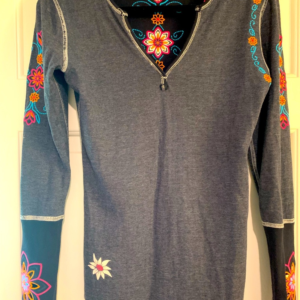 Alp ‘N Rock cute long sleeve embroidered shirt